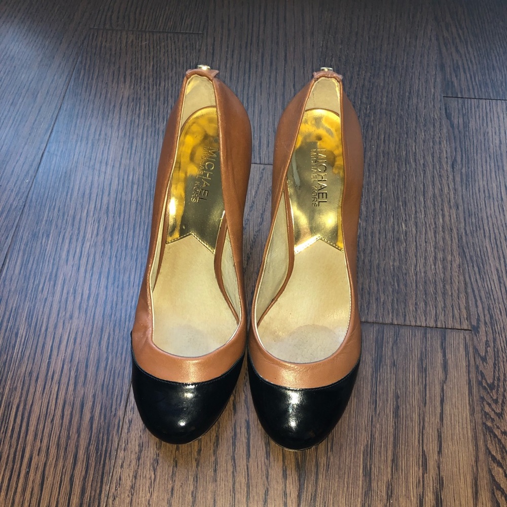 Michael Kors camel and black rounded toe pumps